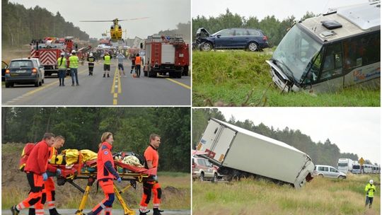 DK 17: wypadek z udziałem 5 samochodów. 31 rannych [wideo]