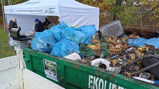 Dla środowiska i dla pamięci” – posprzątali las w Pagórach