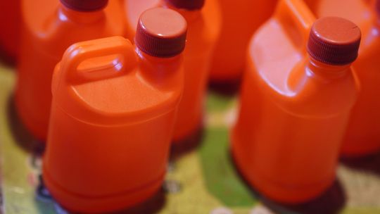 Dlaczego kanistry, butelki i nakrętki HDPE są wyborem numer jeden dla agresywnej chemii, produktów ropopochodnych i wysokiej temperatury