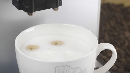 Dlaczego kawa z domowego ekspresu smakuje gorzej niż w kawiarni? Rola wody, o której zapominamy