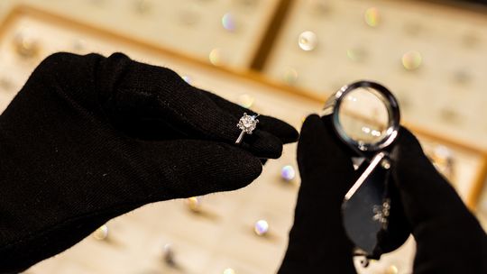 Dlaczego pierścionki zaręczynowe z platyny są tak popularne?