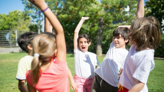 Dlaczego sportowe obozy młodzieżowe wspierają rozwój charakteru