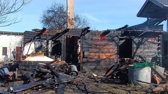 Drewniany dom spalił się doszczętnie