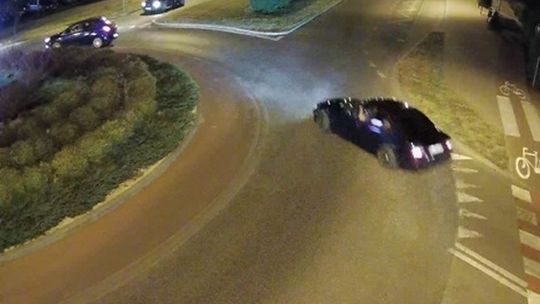 Driftował bmw po rondzie. Stracił prawko