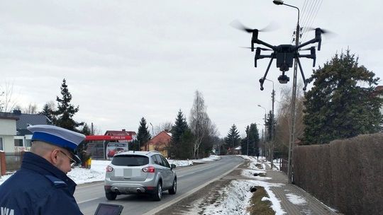 Dron nad przejściami – garwolińska policja kontroluje kierowców i pieszych