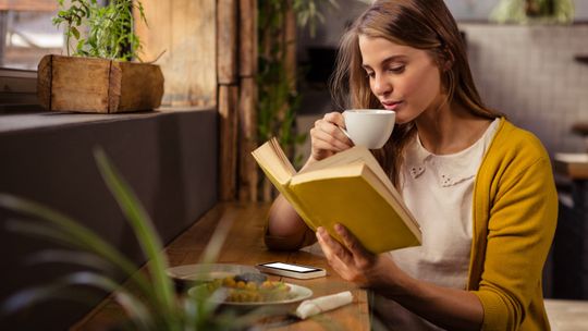 Duchowe bestsellery w świeckich rękach – fenomen rosnącej popularności książek religijnych