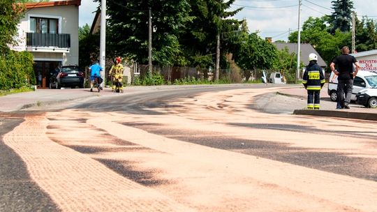 Duża plama oleju. Zablokowana ul. Wyszyńskiego