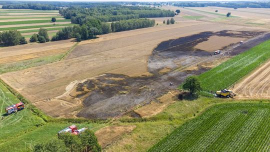 Zapalił się kombajn, ogień objął dwa hektary zboża