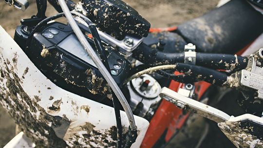 Dwaj nieletni na motocyklu i hulajnodze elektrycznej bez uprawnień. Jeden uciekał crossem przez las