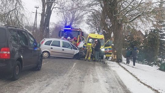 Dwie poranne kolizje na śliskich drogach powiatu