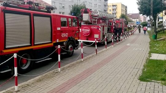 Dzieci na parapecie w centrum Garwolina