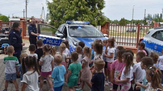 Dzielnicowy śpiewająco uczył dzieci zasad bezpieczeństwa