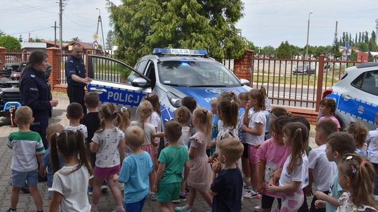 Dzielnicowy śpiewająco uczył dzieci zasad bezpieczeństwa [wideo]