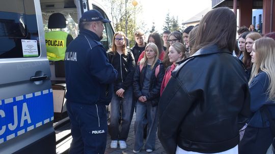 Dzień otwarty w Komendzie Powiatowej Policji w Garwolinie. Młodzież poznawała policyjną codzienność