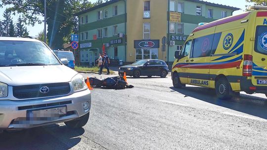 Zderzenie motocykla z toyotą. Kierująca jednośladem trafiła pod opiekę medyków