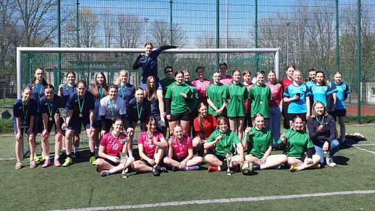 Ekonomik ze złotym medalem w mistrzostwach powiatu w piłce nożnej dziewcząt