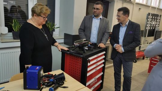 Elektryczne auta, symulatory, drukarki 3D – uczniowie szkół zawodowych otrzymają nowoczesny sprzęt