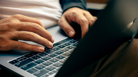 Fikcyjne ogłoszenia, prawdziwe wpłaty. 21-latek z powiatu garwolińskiego z zarzutami