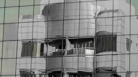Folia lustrzana-czy naprawdę chroni przed upałem, czy to tylko marketingowy chwyt?