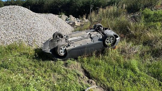 Ford wypadł z drogi w Trąbkach. 21-latek stracił panowanie nad autem