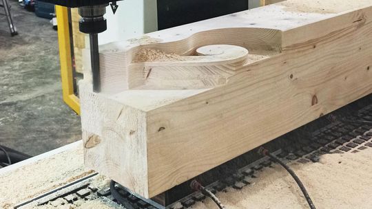 Frezowanie CNC w drewnie – kiedy ma zastosowanie i jakie korzyści daje ta technologia?