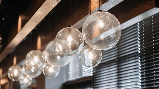 Gdzie warto kupować lampy hurtowo? Poznaj opcje dla sklepów, projektantów i inwestorów