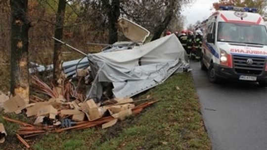 Gm. Pilawa: Dostawczy ford uderzył w drzewa