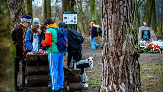Gra terenowa w Uścieńcu – młodzież śladami Powstania Styczniowego