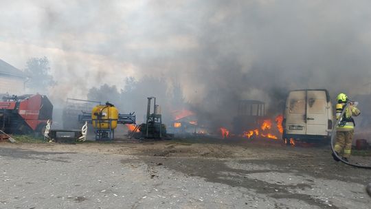 Groźny pożar w Podwierzbiu. Spłonęła stodoła
