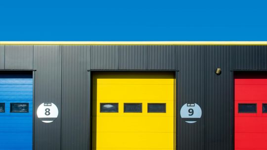 Hala stalowa czy żelbetowa? Porównanie kosztów, czasu budowy i trwałości konstrukcji