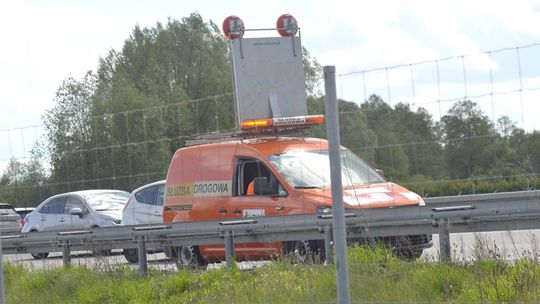 Hyundai uderzył w pojazd służby drogowej na S17. Jedna osoba w szpitalu