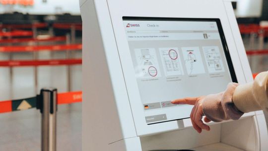 Infokiosk czy hostessa – co lepiej sprawdzi się na stoisku?