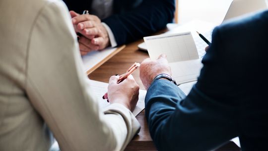 Jak adwokat od spraw karnych w Warszawie przygotowuje linię obrony?