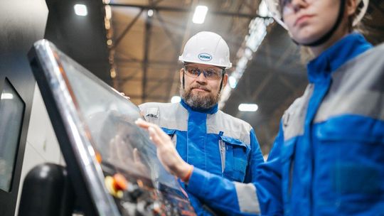 Jak automatyzacja procesów produkcji zwiększa wydajność firmy