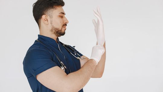 Jak dobrać odzież medyczną, która zapewni komfort przez cały dzień pracy?