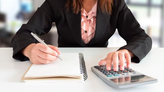 Jak doradca podatkowy pomaga przy rozliczaniu podatków za granicą?