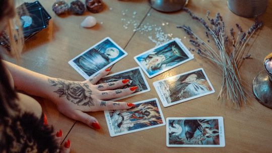 Jak podejmować trudne decyzje? Tarot tak lub nie jako narzędzie intuicyjne Jak podejmować trudne decyzje? Tarot tak lub nie jako narzędzie intuicyjne