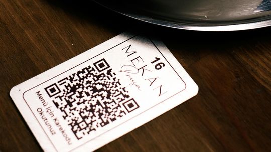 Jak przekonać klientów do korzystania z menu kodów QR zamiast papierowego?
