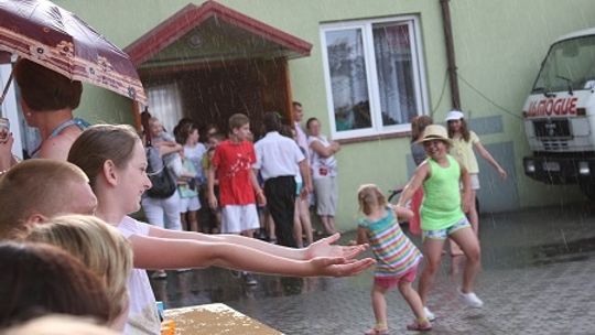 Jak się bawią ludzie, kiedy pada deszcz?