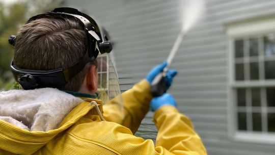 Jak skutecznie wyczyścić elewację w Warszawie za pomocą myjki ciśnieniowej