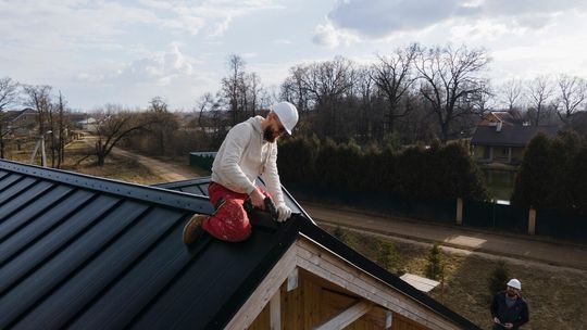 Jak skutecznie wykryć i naprawić przeciekający dach