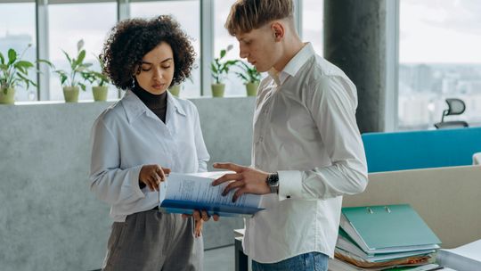 Jak sprawdzić partnera biznesowego przed podpisaniem umowy międzynarodowej?