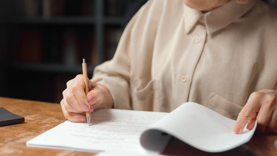 Jak sprawdzić wiarygodność firmy przed podpisaniem umowy?