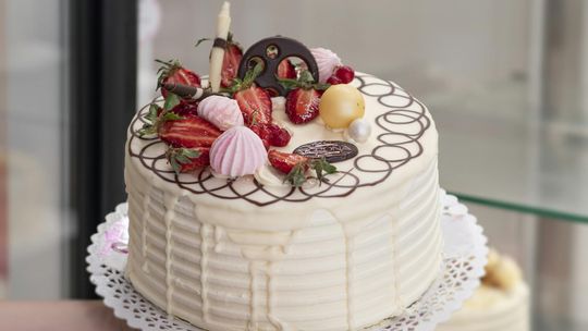 Jak wybrać idealny tort komunijny we Wrocławiu