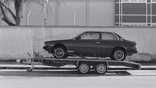 Jak wybrać lawetę do przewozu samochodów osobowych i dostawczych