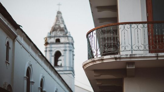 Jak wybrać trwałe i estetyczne balustrady zewnętrzne w Warszawie
