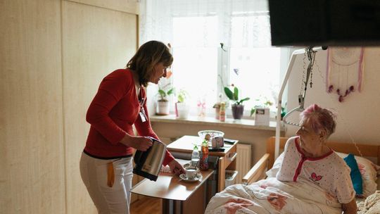 Jak wygląda proces wdrożenia opiekunki – od pierwszego kontaktu do startu opieki