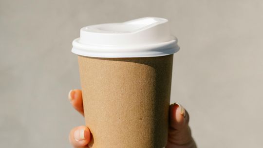 Jak zrozumieć cykl uzupełniania zapasów kubków papierowych