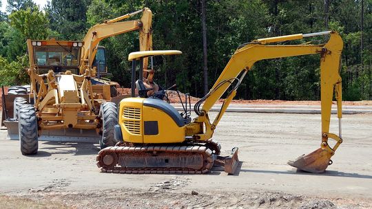 Jaką funkcję pełnią siłowniki hydrauliczne w maszynach?
