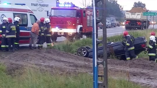 Jechał bmw na łysych oponach. Dachował na DK nr 17